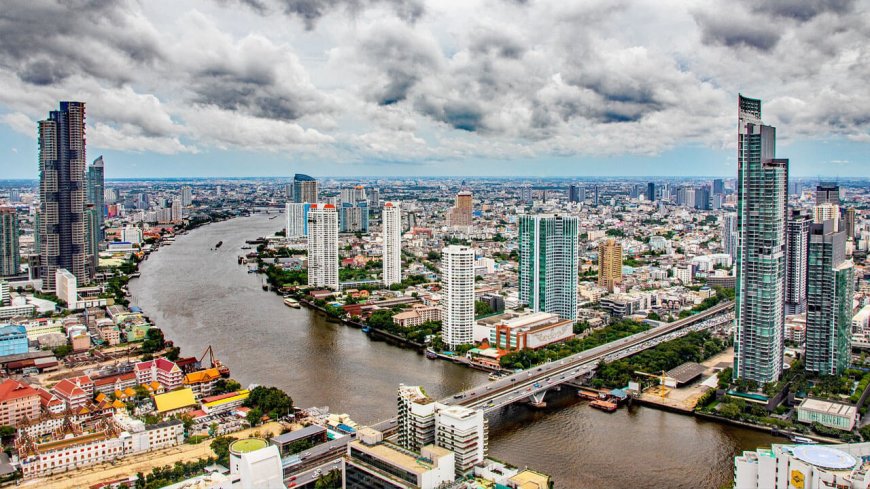 Bangkok: Vibrant City of Temples, Culture & Street Life